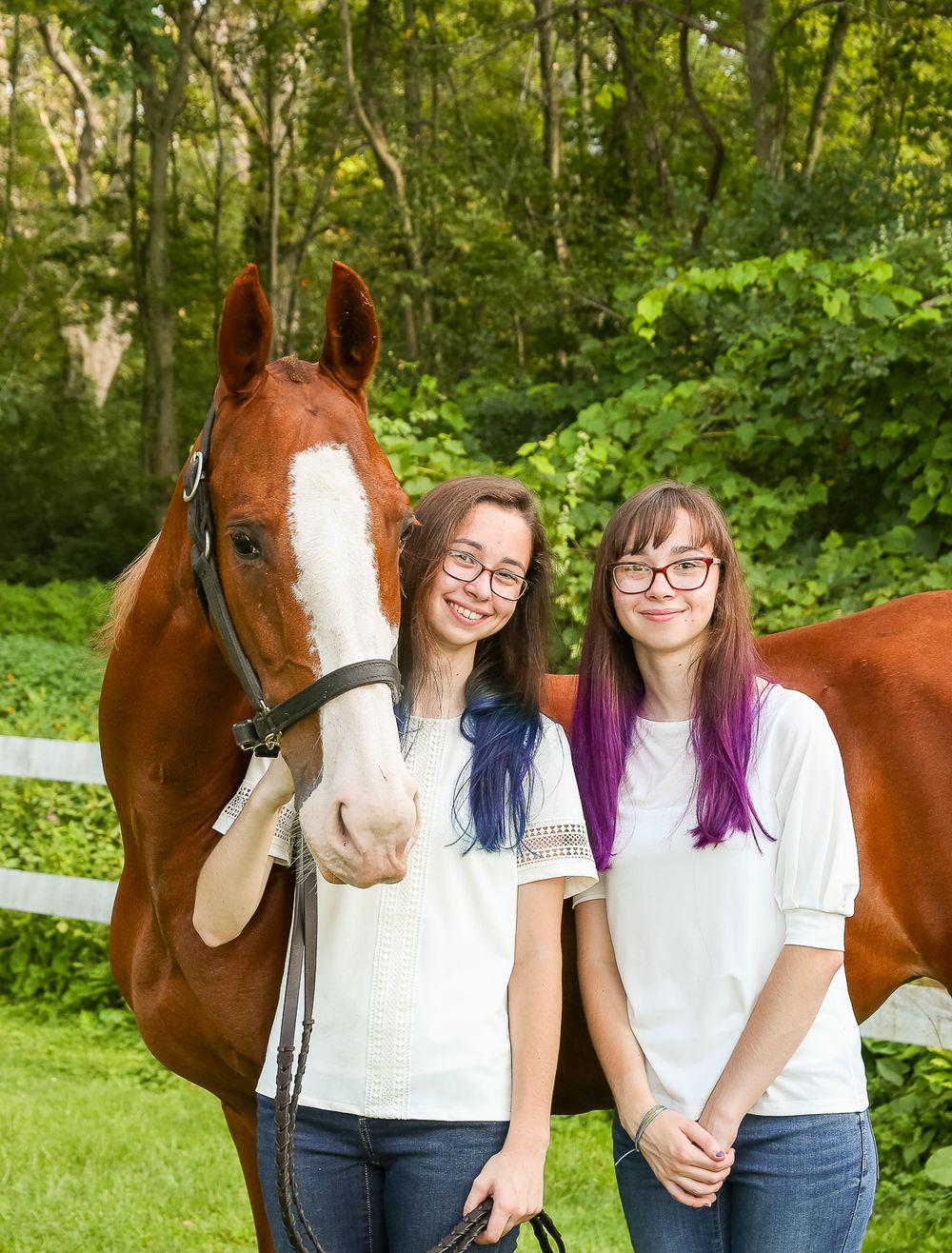twins with horse, twin girls, senior pics, senior photos, senior photo session, senior photographer, senior photography near me, nc, concord