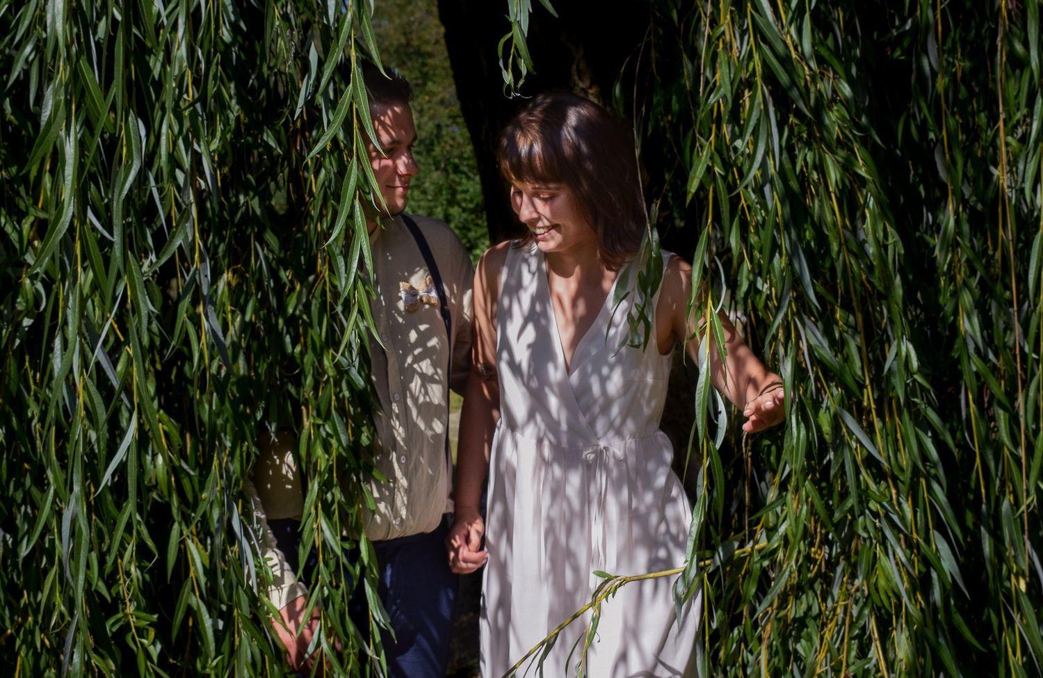 Photographie d'un couple qui marche sous un arbre