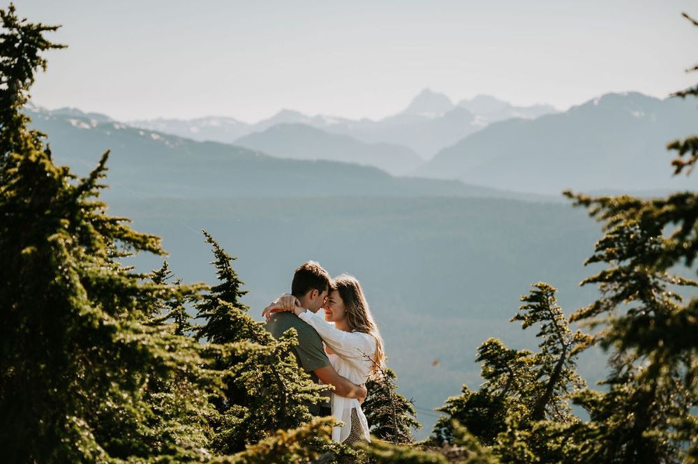 Scenic Mount Washington backdrop for a couple’s romantic photoshoot Photography by Photographer Soulfull Photographs