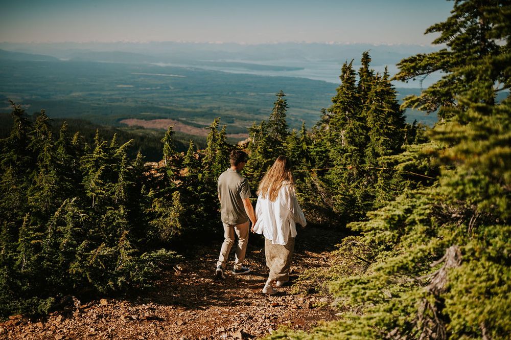 Couple enjoying a photoshoot with breathtaking Mount Washington mountain views Photography by Soulfull Photographs