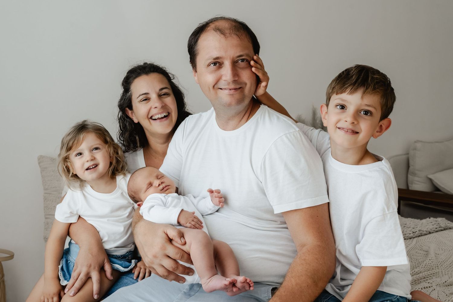 Familienfoto mit 3 Kindern im Atelier in Stockerau