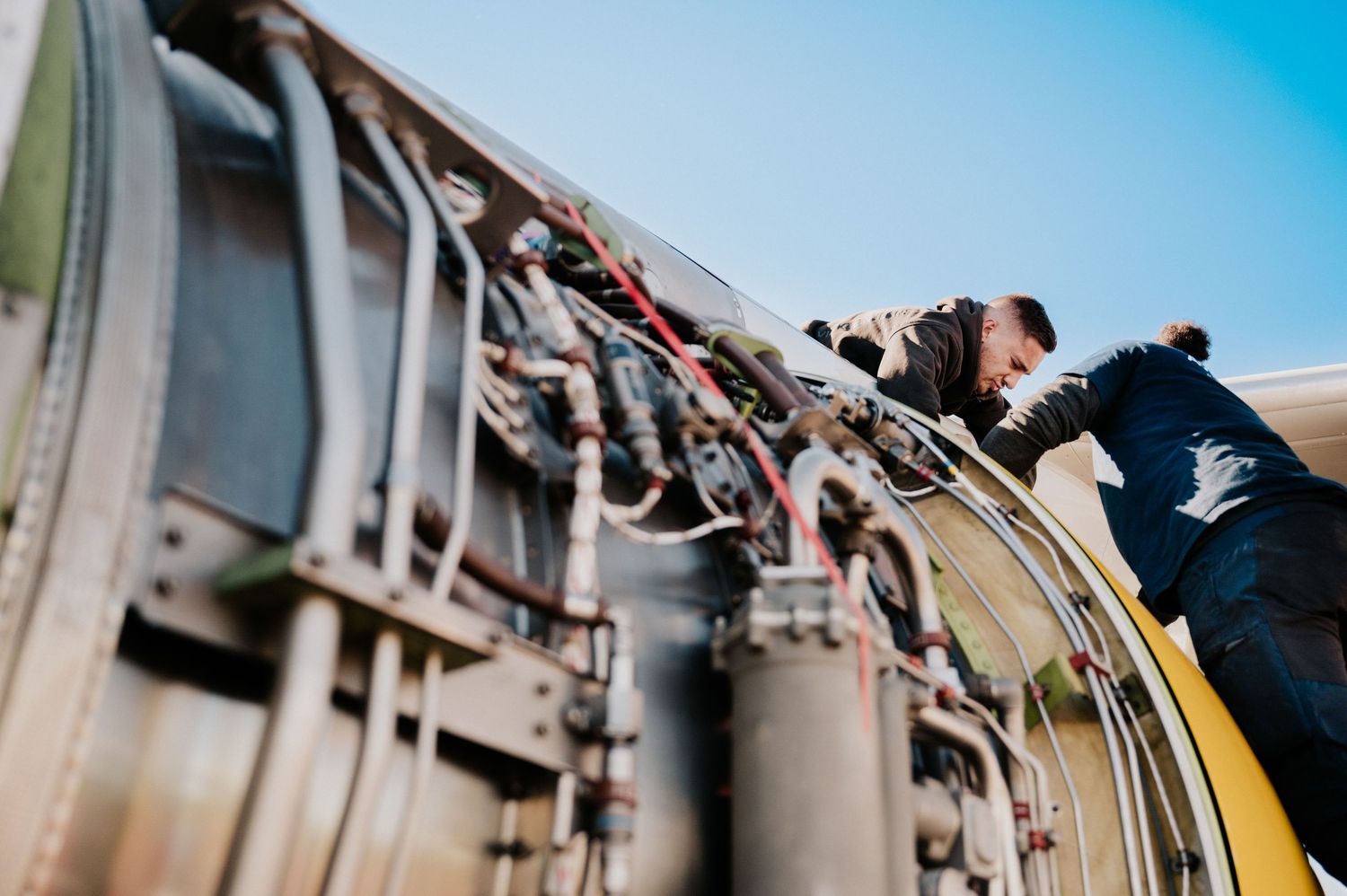 Photographe Montpellier. Reportage industriel. Le technicien d'aéronef inspecte et entretient un moteur à réaction