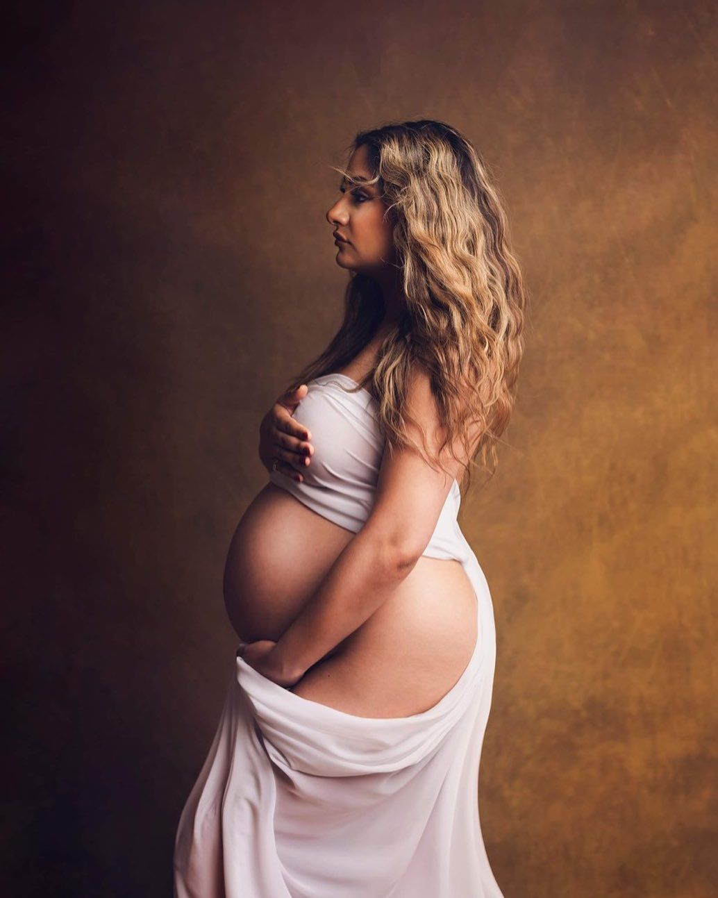 mom in a white fabric. Maternity photos Surrey Vancouver Elizabeth Lang Photography