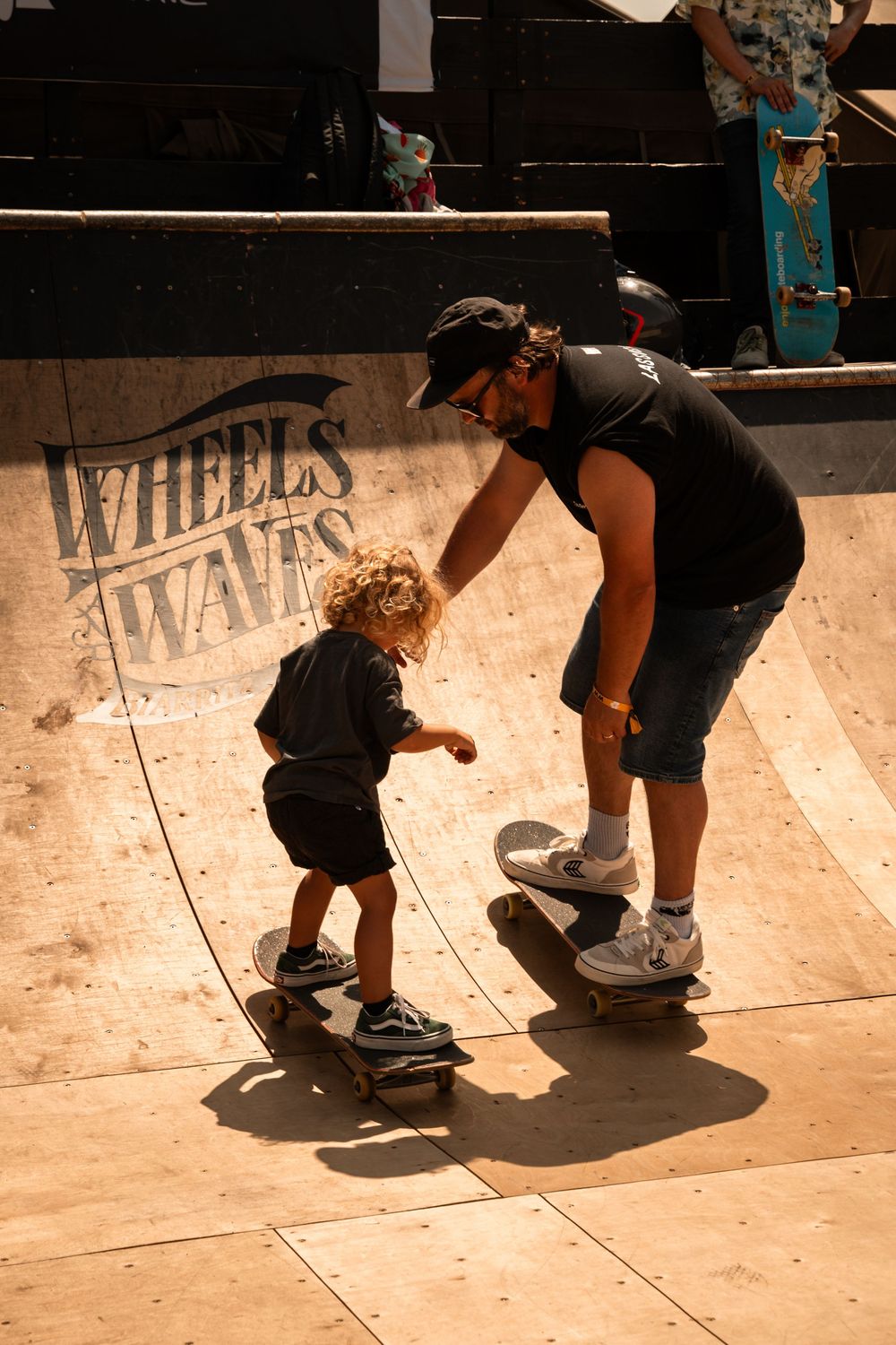 Ambiance mini rider sur la rampe du Wheels and Waves de Biarritz