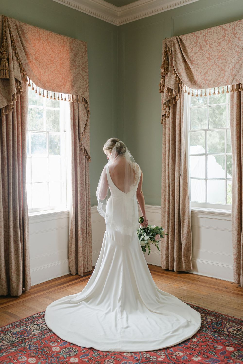 Lowndes Grove wedding photos from a top Charleston wedding photographer. See more timeless and candid wedding photos Lowndes Grove