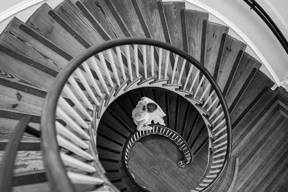 Lowndes Grove wedding photos from a top Charleston wedding photographer. See more timeless and candid wedding photos Lowndes Grove