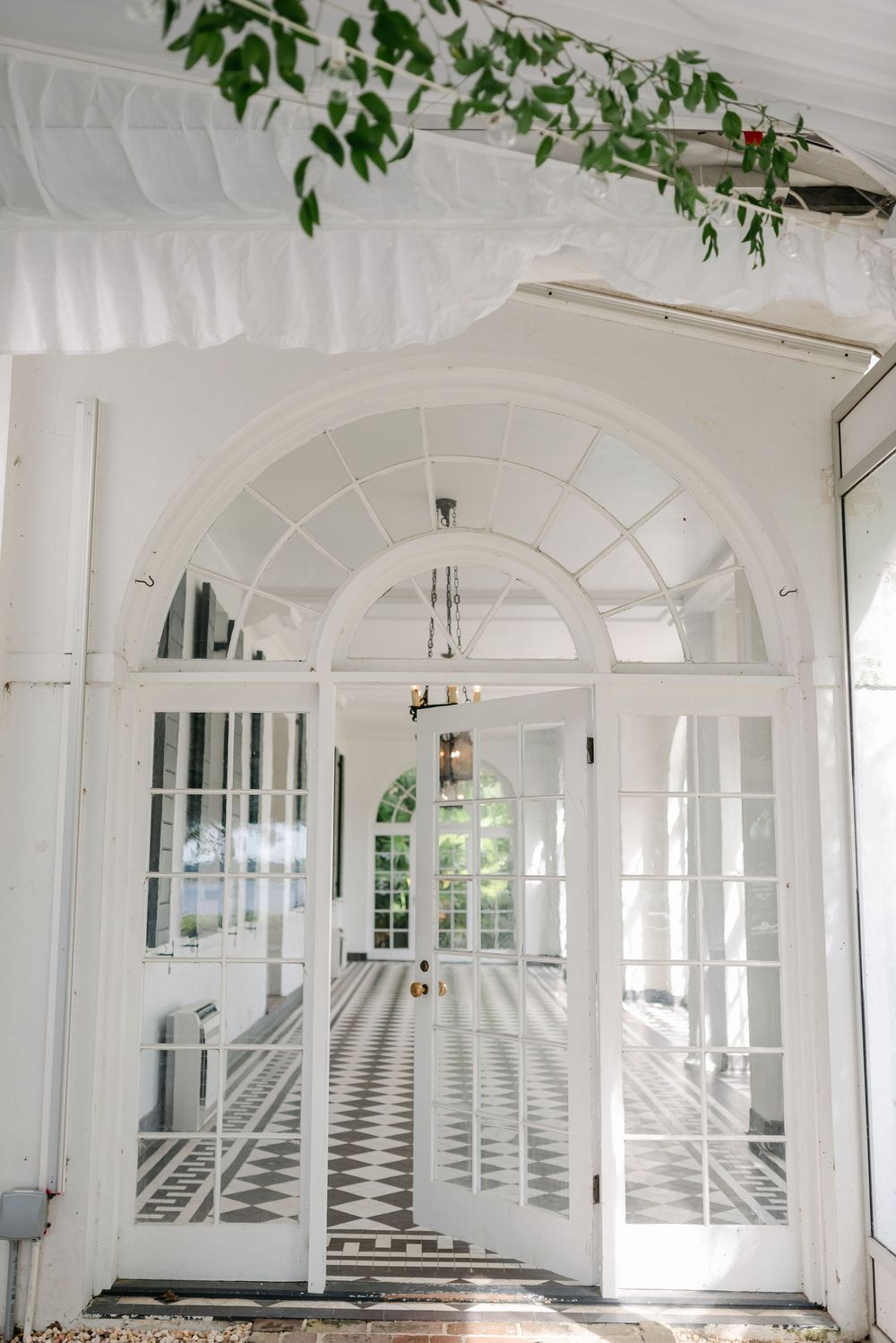 Lowndes Grove wedding photos from a top Charleston wedding photographer. See more timeless and candid wedding photos Lowndes Grove