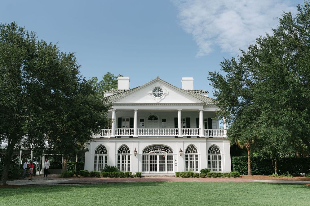 Lowndes Grove wedding photos from a top Charleston wedding photographer. See more timeless and candid wedding photos Lowndes Grove