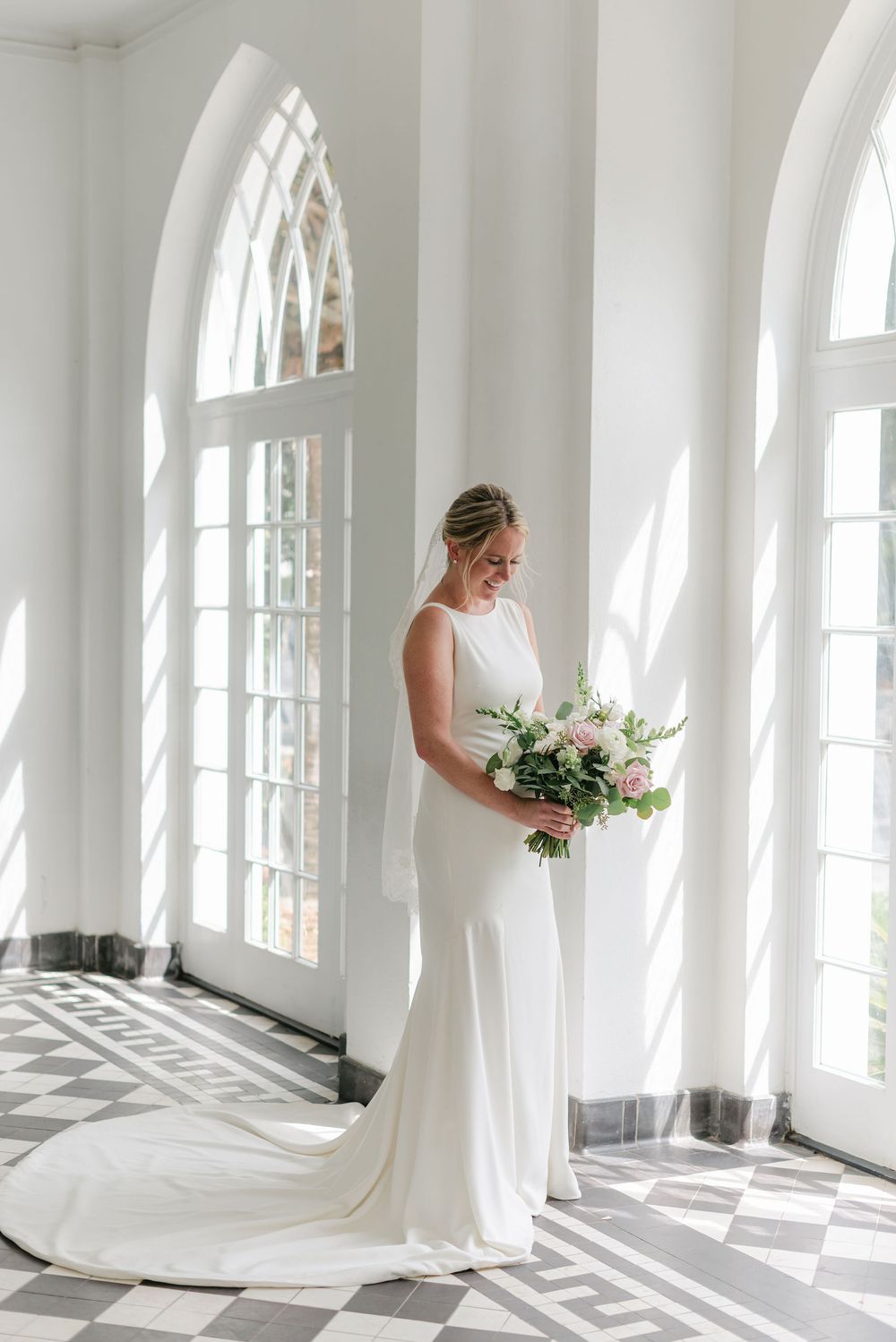 Lowndes Grove wedding photos from a top Charleston wedding photographer. See more timeless and candid wedding photos Lowndes Grove