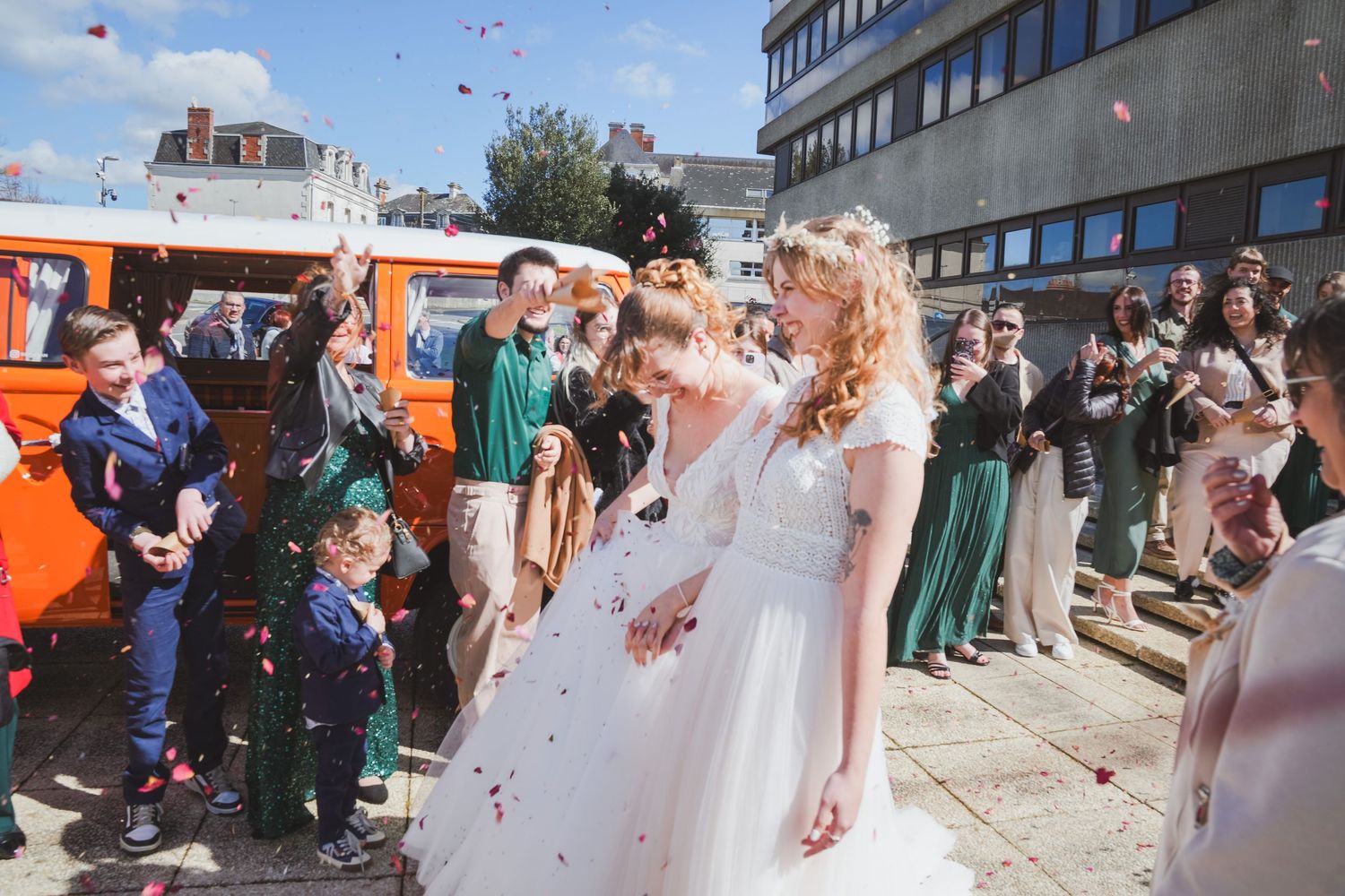 Sortie de marie mariage queer pétale de fleurs