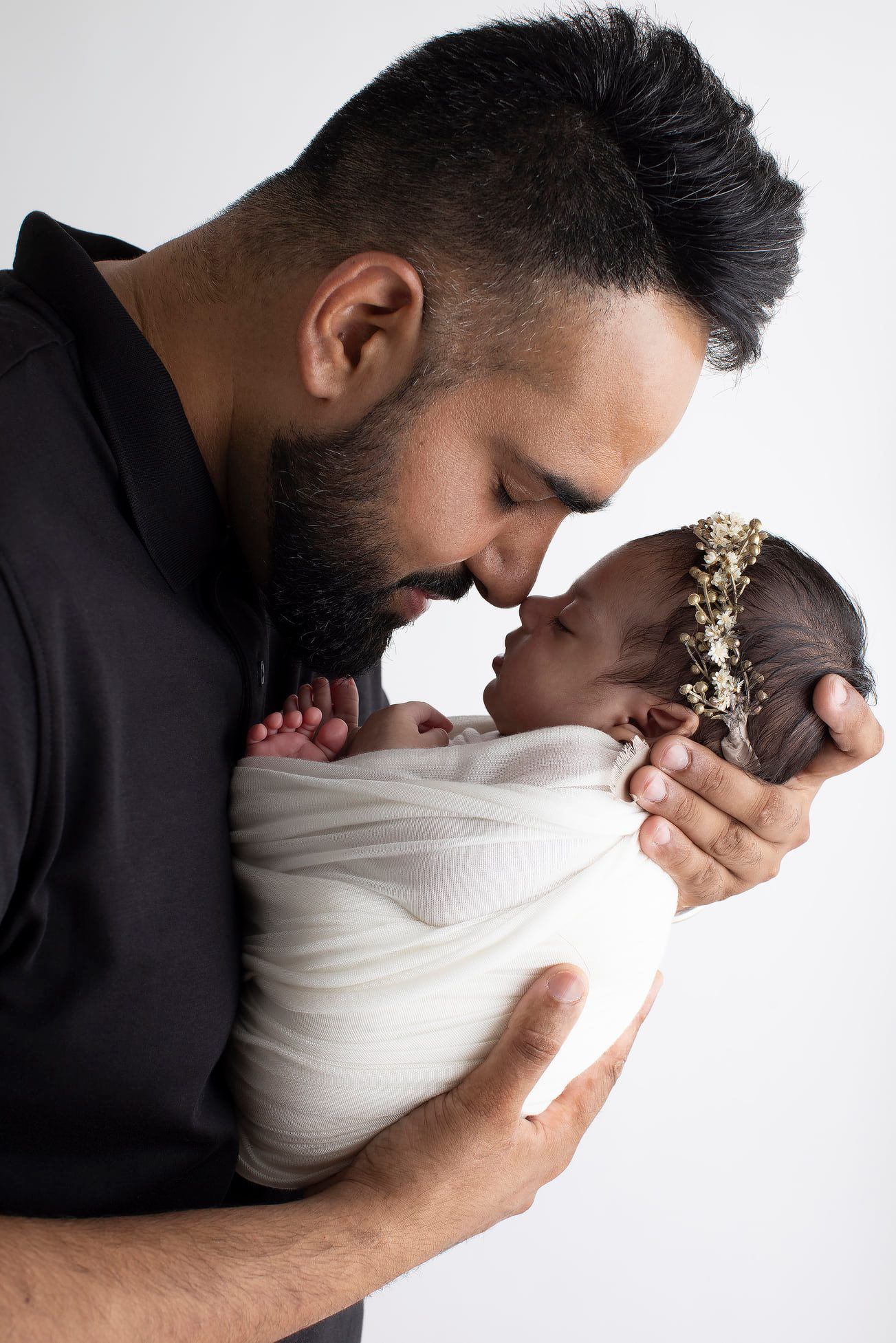 father snuggles his baby to his nose. Elizabeth Lang Photography. Surrey. Langley Canada. Photo Studio.