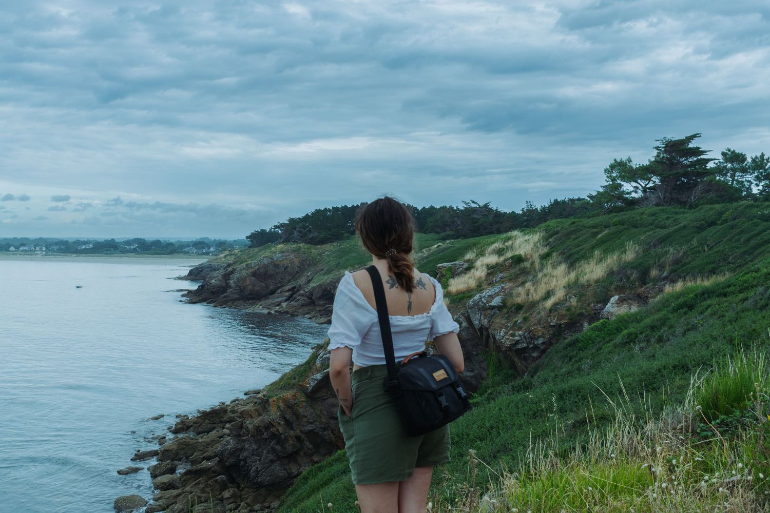 Photographie d'une photographe qui regarde la mer