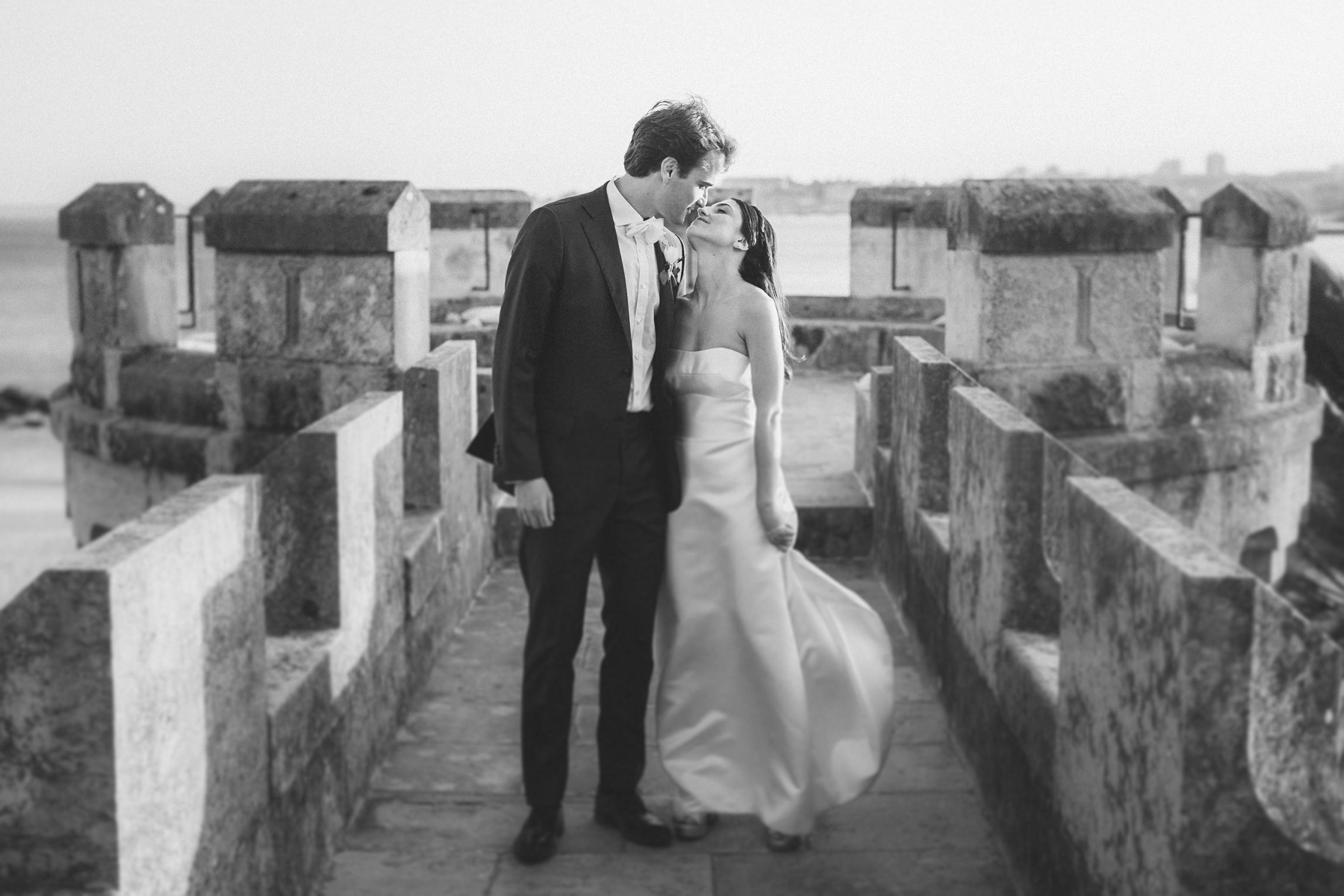 Romantic French destination wedding in Portugal — captured with cinematic flair at Forte da Cruz. By Regina Wedding Photographer Lisbon