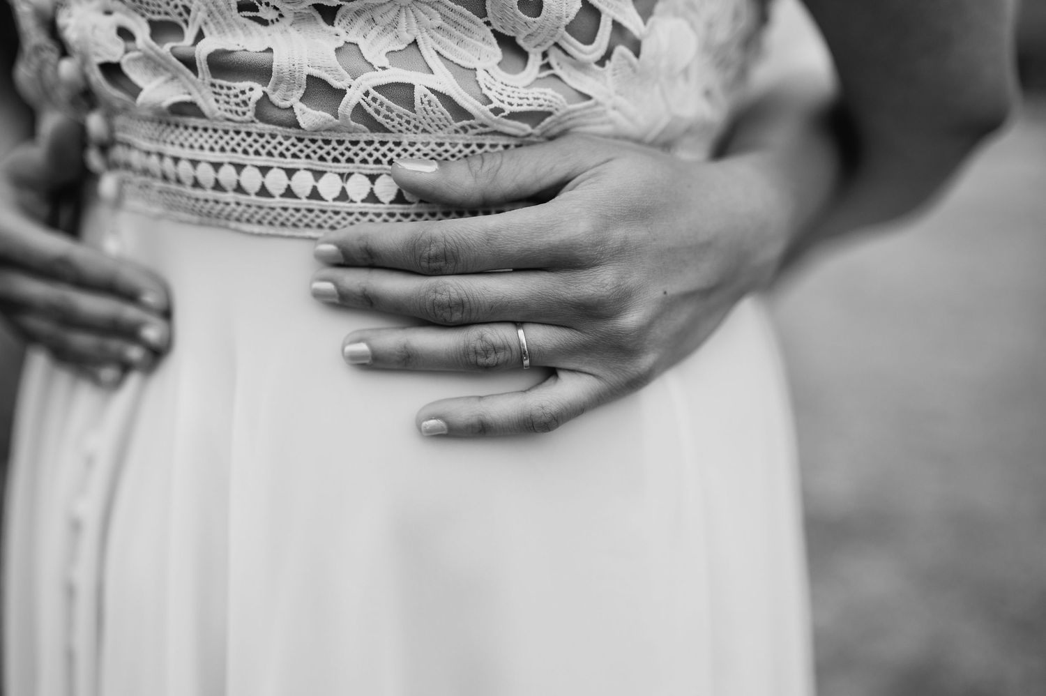 Détails de la robe et des alliances de mariage à Strasbourg.