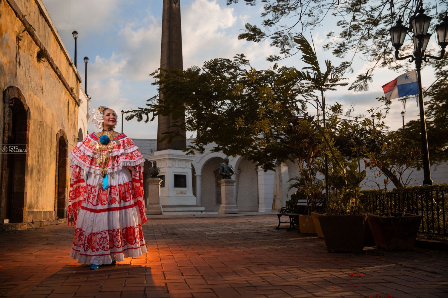 Mujer con pollera santeña de gala en sesión fotográfica en el casco viejo