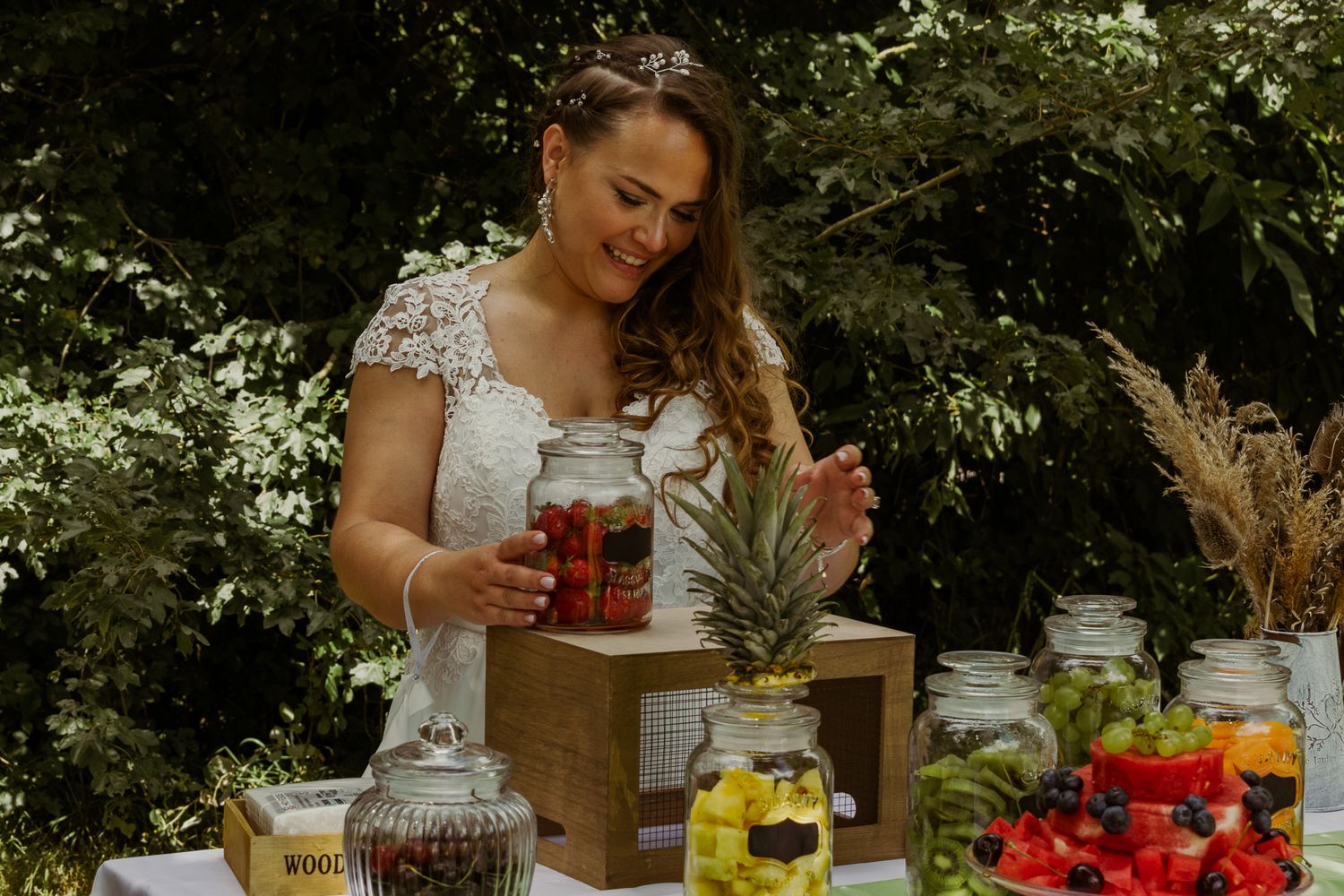 Photographie d'une mariée devant son buffet de mariage