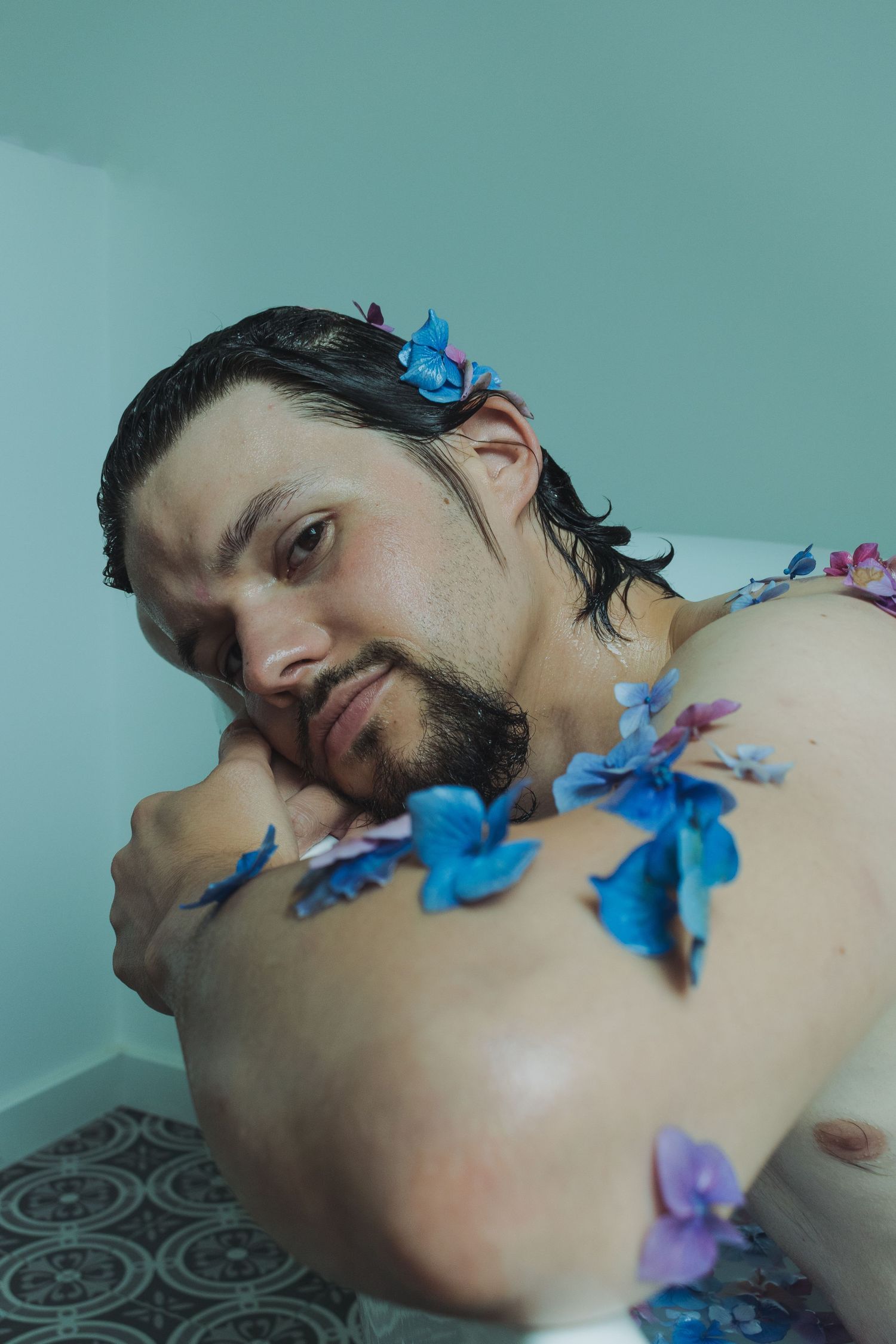 Photographie d'un portrait artistique d'un homme dans une baignoire
