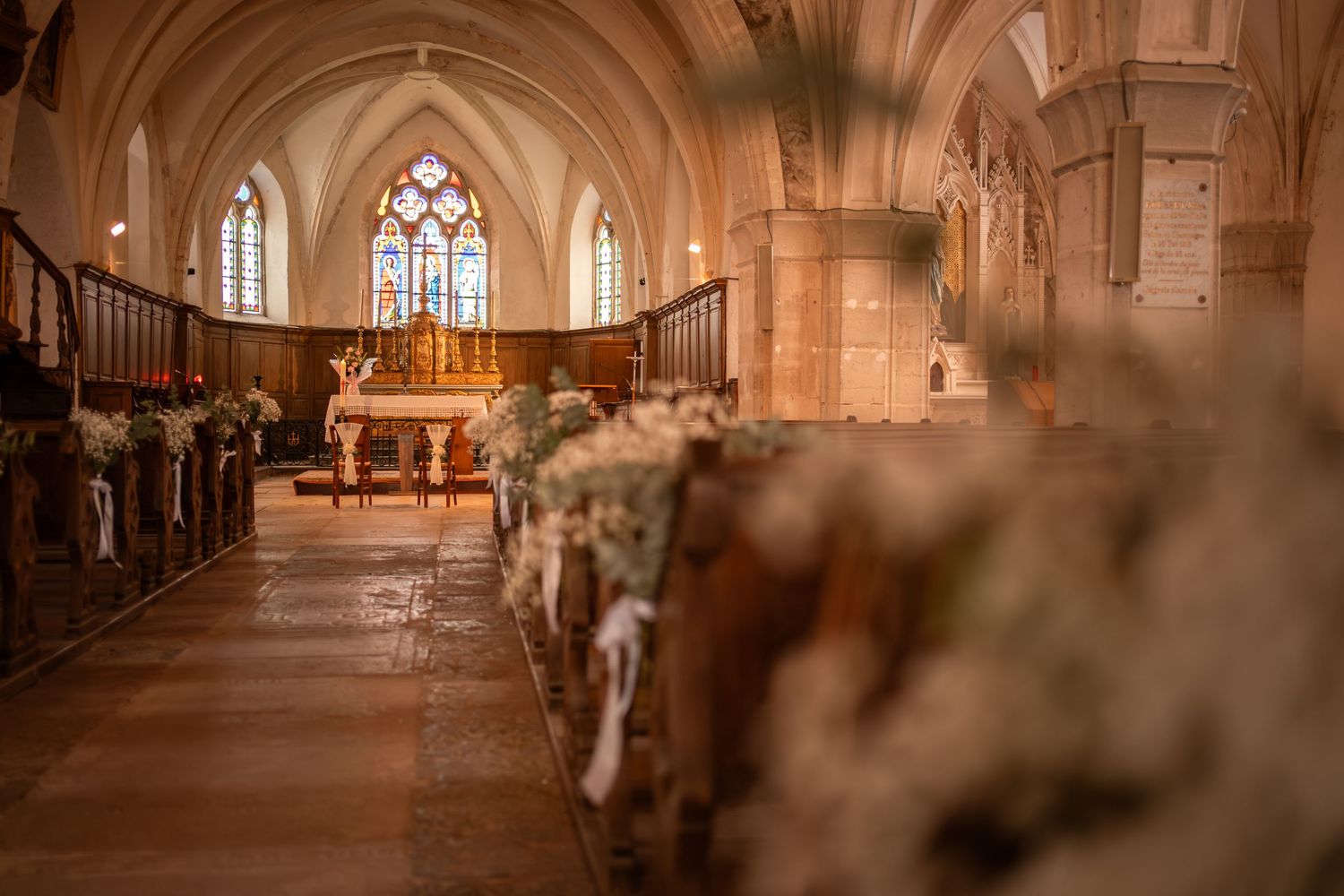 Église de Huanne-Montmartin décorée de fleurs pour la cérémonie religieuse.