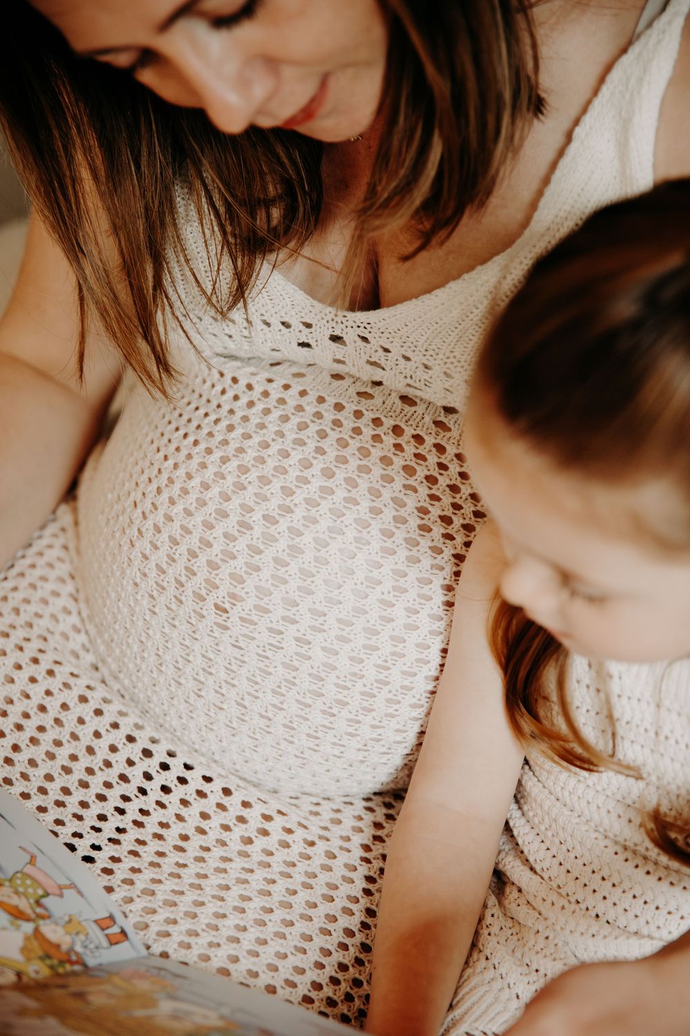 Photographe grossesse Vannes – future maman mise en valeur lors d’un shooting photo en bord de mer.