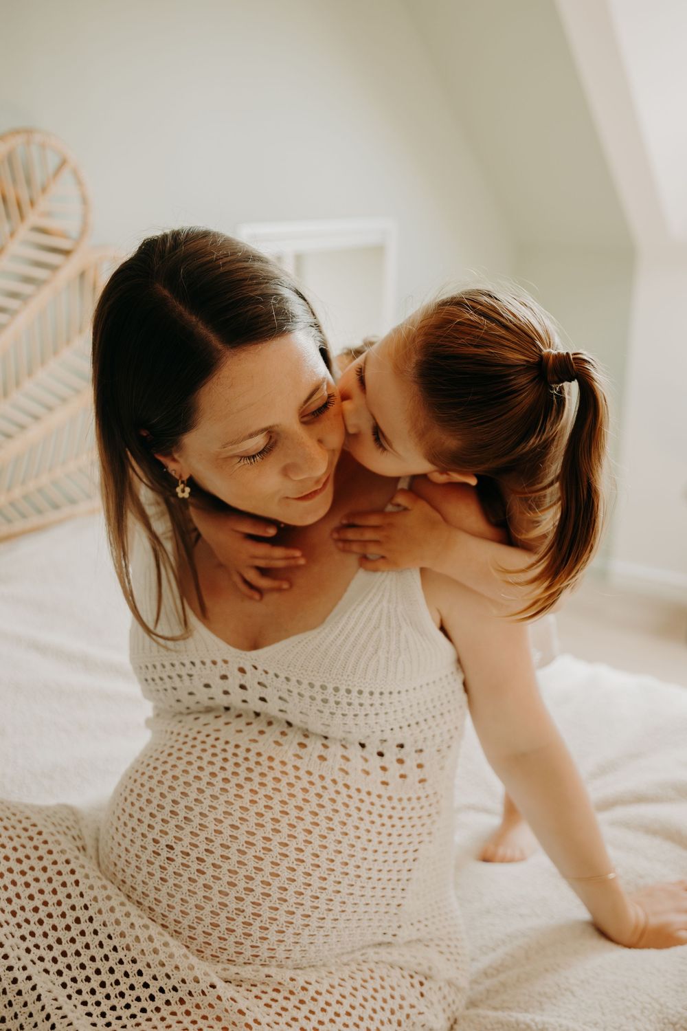 Photographe naissance Rennes – nouveau-né paisible photographié à domicile avec douceur et bienveillance.