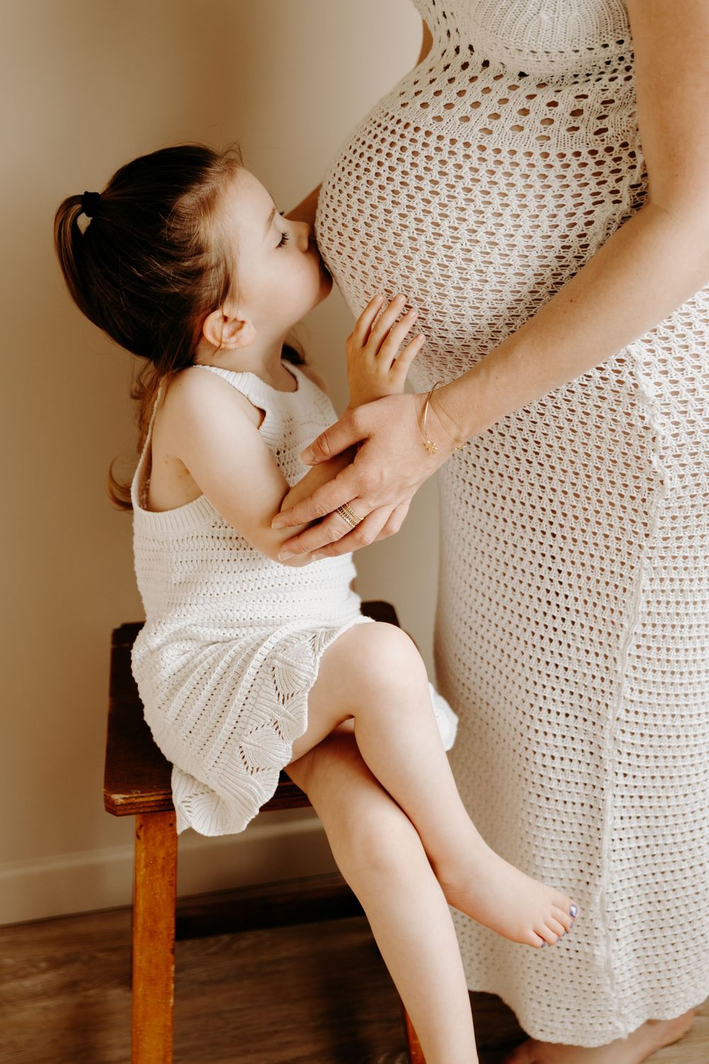 Photographe famille Rennes – moment complice capturé lors d’une séance lifestyle avec enfants et parents.