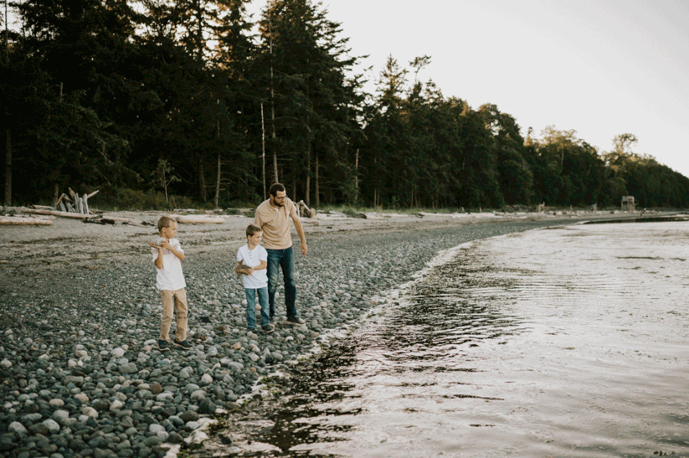 Comox Valley family photographer candid GIFof kids throwing rocks in water Kye Bay Beach portraits by photographer Soulfull Photographs