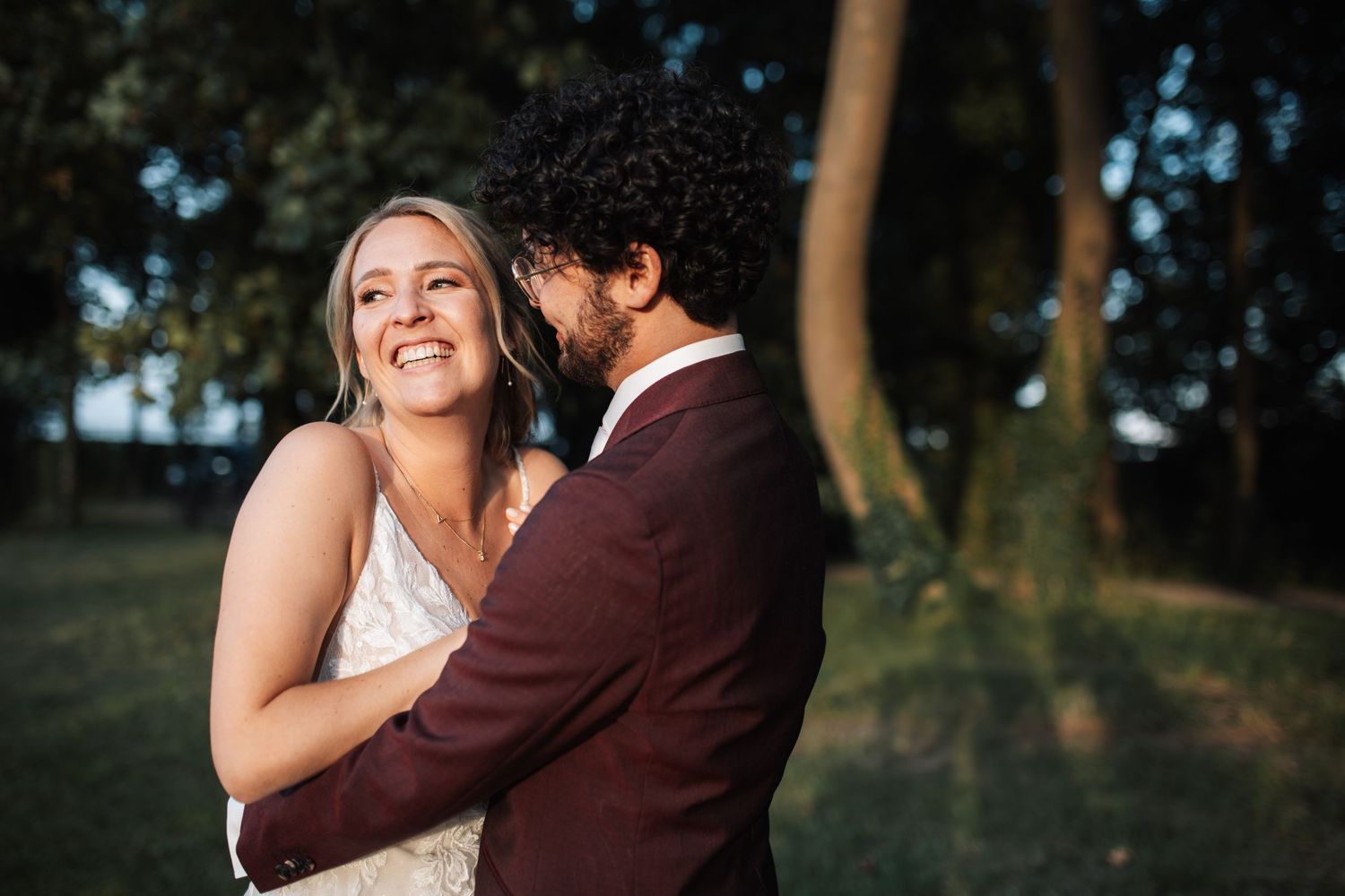 bruidspaar op gemak fotoshoot echte emoties trouwfotograaf