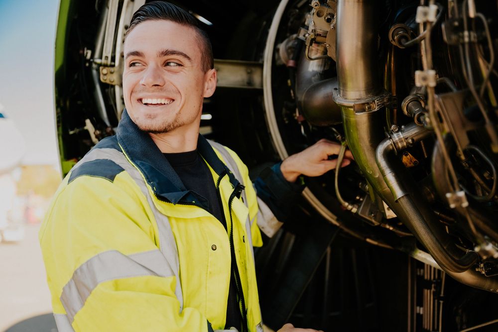 photographe entreprise montpellier. Reportage photo industriel. Portrait ouvrier souriant. Moteur avion.