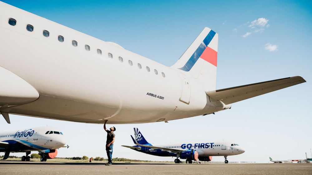 Photographe entreprise toulouse. Reportage photo industriel. Avion commercial stationné sur le tarmac de l'aéroport