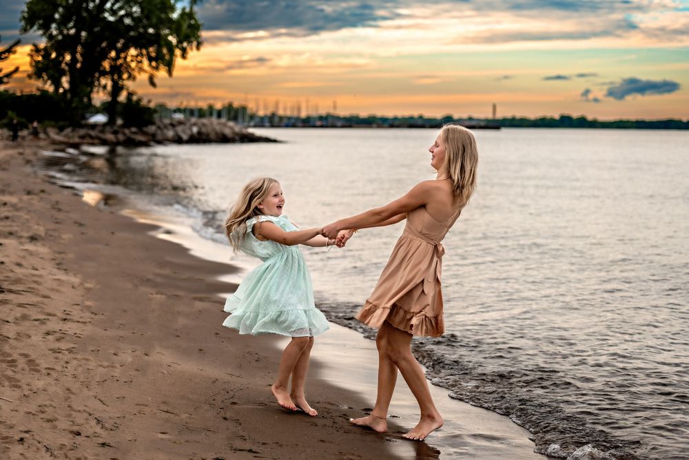 sibling beach photos in Menominee, MI