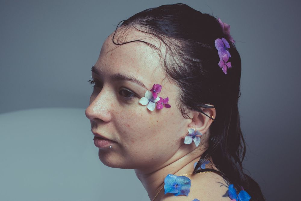 Photographie d'un portait artistique d'une femme fleurit
