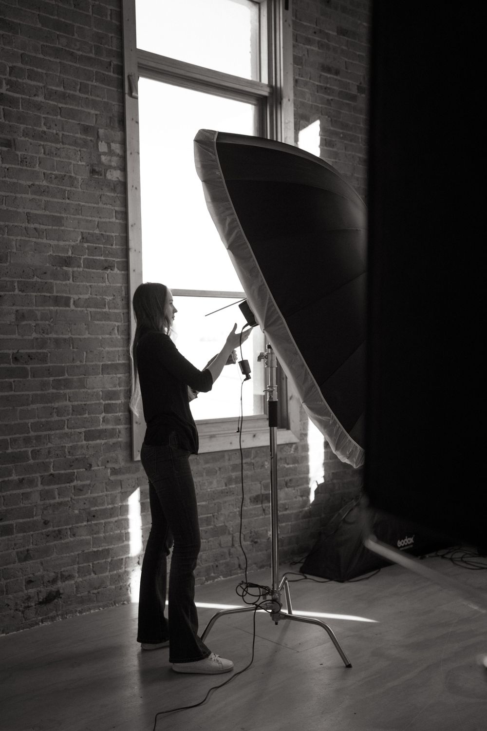 Mila Ugryn setting up lights for beauty photoshoot in Chicago downtown.