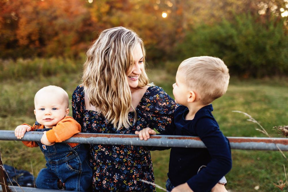 FALL FAMILY PHOTOS IN INDIANA, FALL COLOR IDEAS FOR FAMILY PICTURES