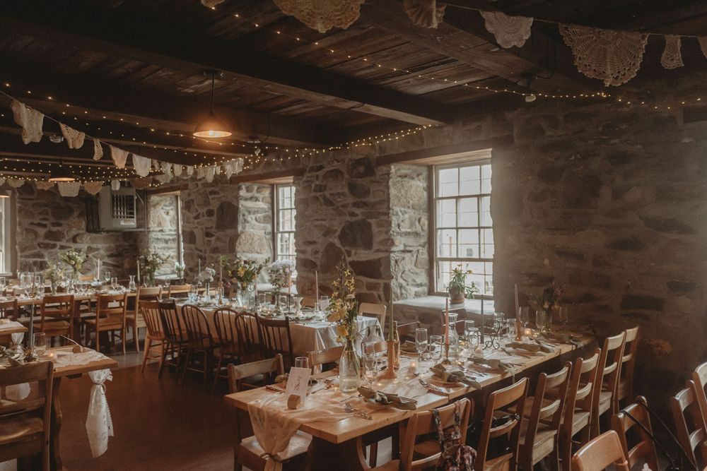 Salle de mariage au moulin de laine d'ulverton. Décor fleurai, vintage, chaleureux.