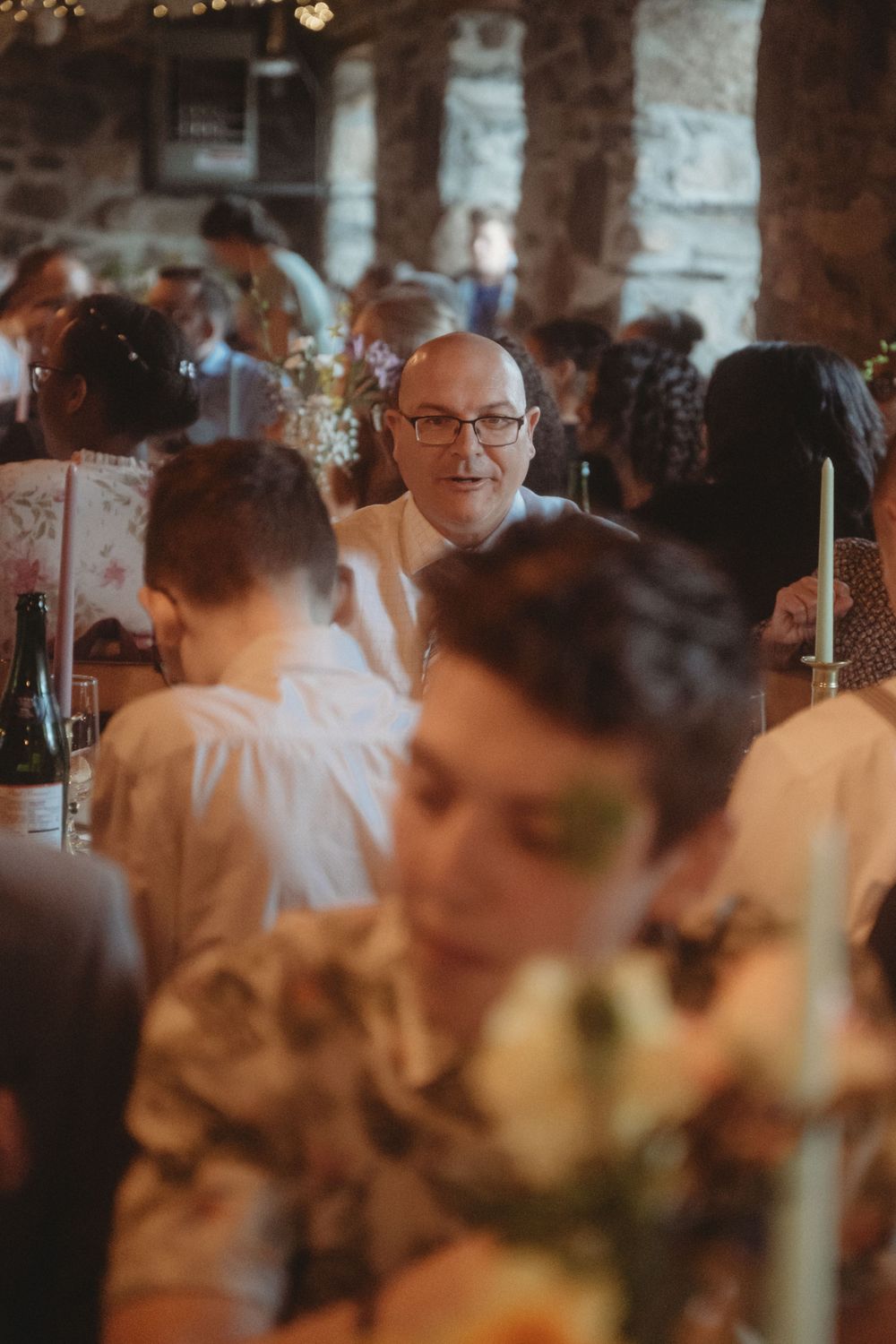Un invité au Moulin de laine d'Ulverton lors d'un mariage.