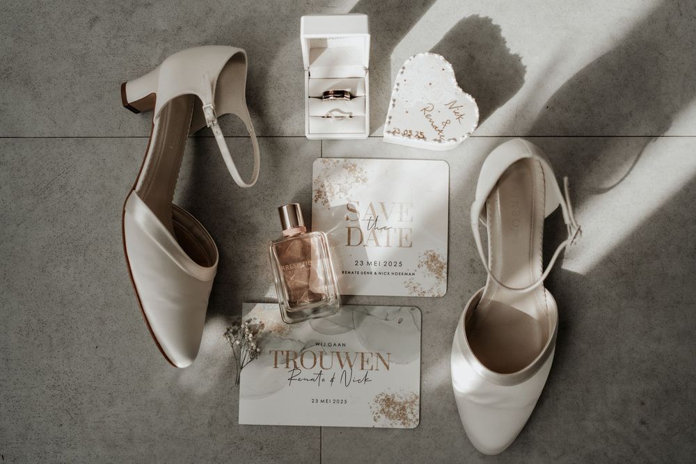 Detailfoto's van trouwschoenen, trouwkaart en accessoires voor de bruiloft tijdens het klaarmaken in de ochtend