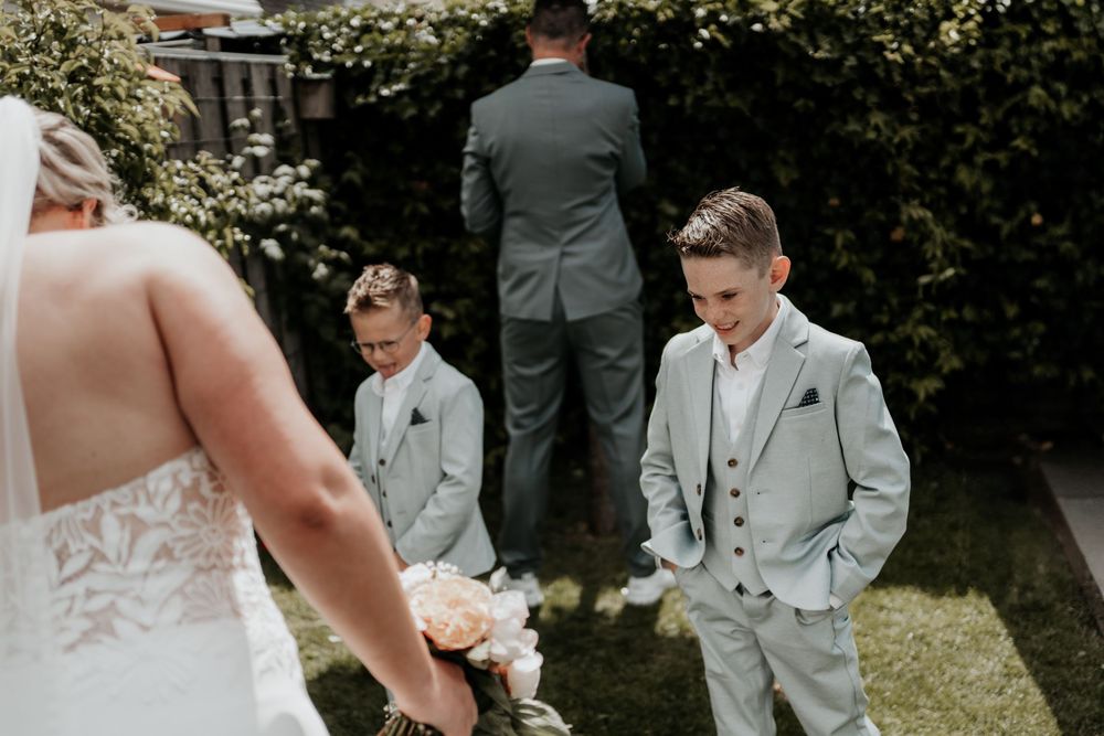 First look met bruid en bruidegom tijdens bruiloft