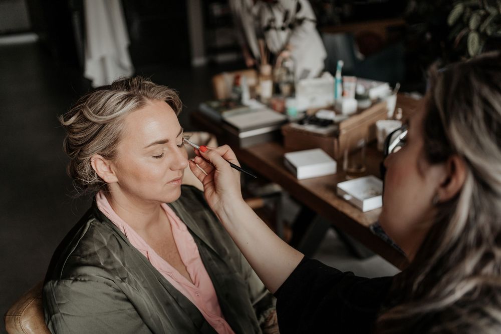 klaarmaken van bruid in de ochtend door Roos Puur Hair en make up artist uit Doetinchem
