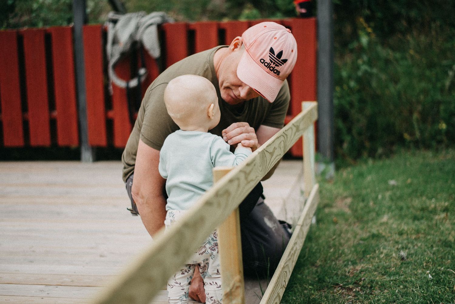 Pappa sitter på huk och pratar med litet barn