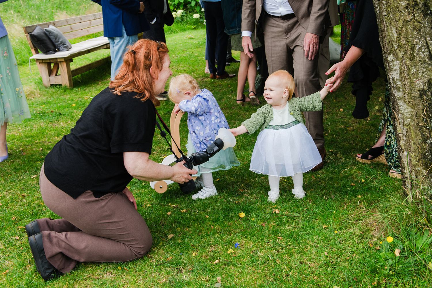 Klein bruidsmeisje bij trouwerij bij Fier in Bussum, Samen kletsen met trouwfotograaf Luzan Veenendaal. Zij brengt de ringen naar bruidspaar