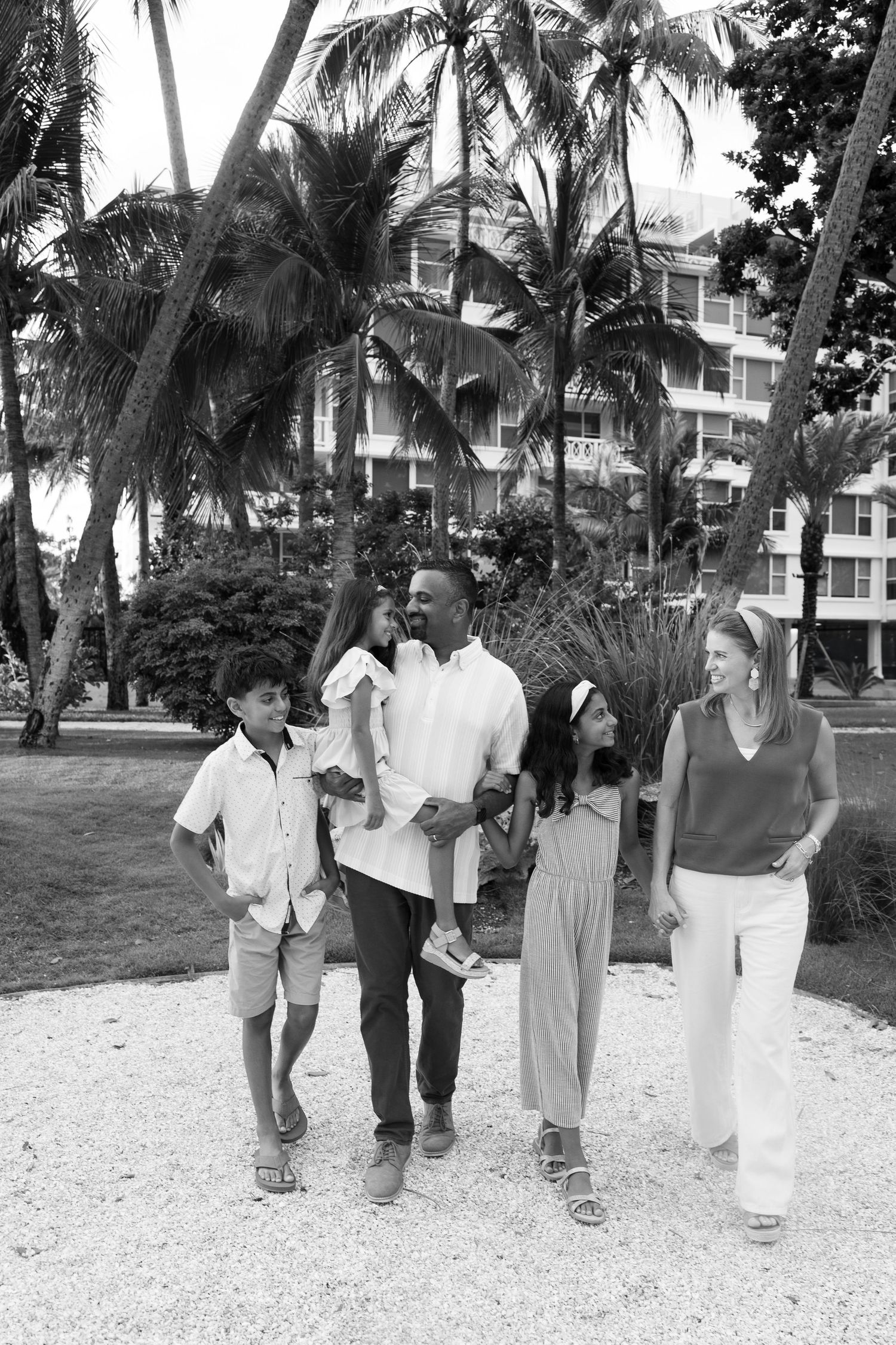 Golden hour family photos in Bradley Park on Palm Beach Island captured by Lindsay McDow Photography. Greenery, garden family portraits.