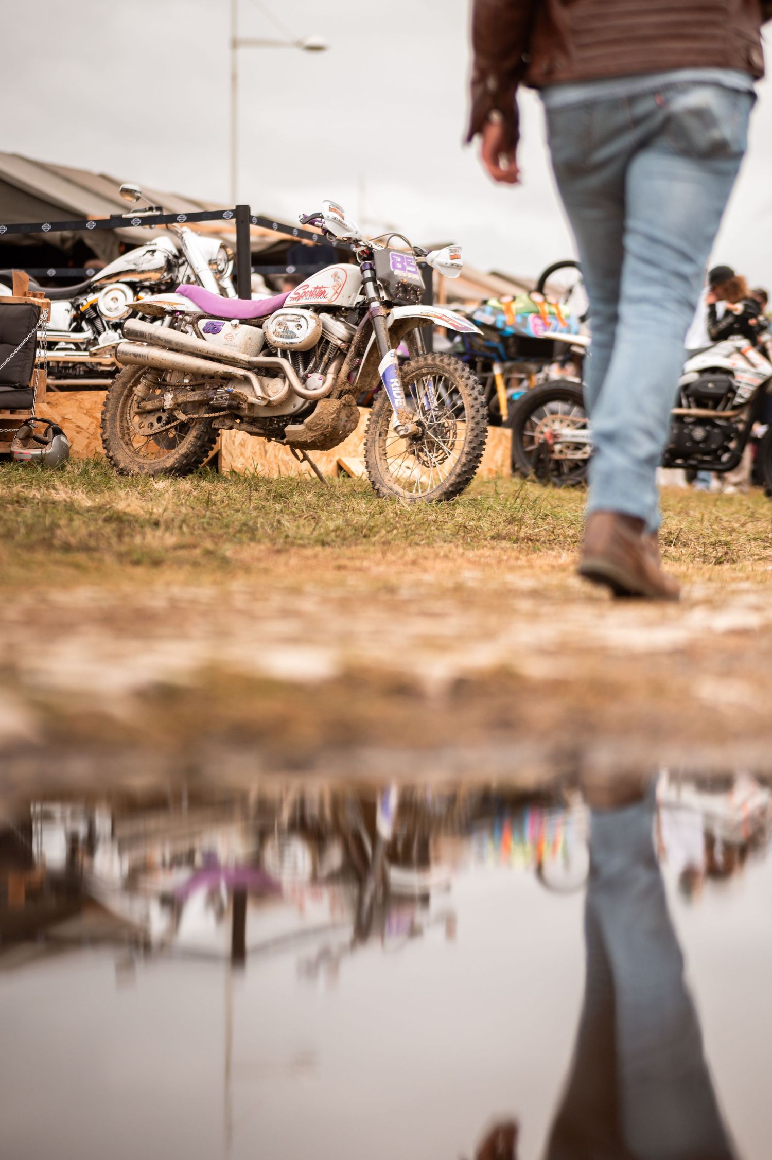 Belle moto sur le stand Harley-Davidson de Wheels & Waves 25