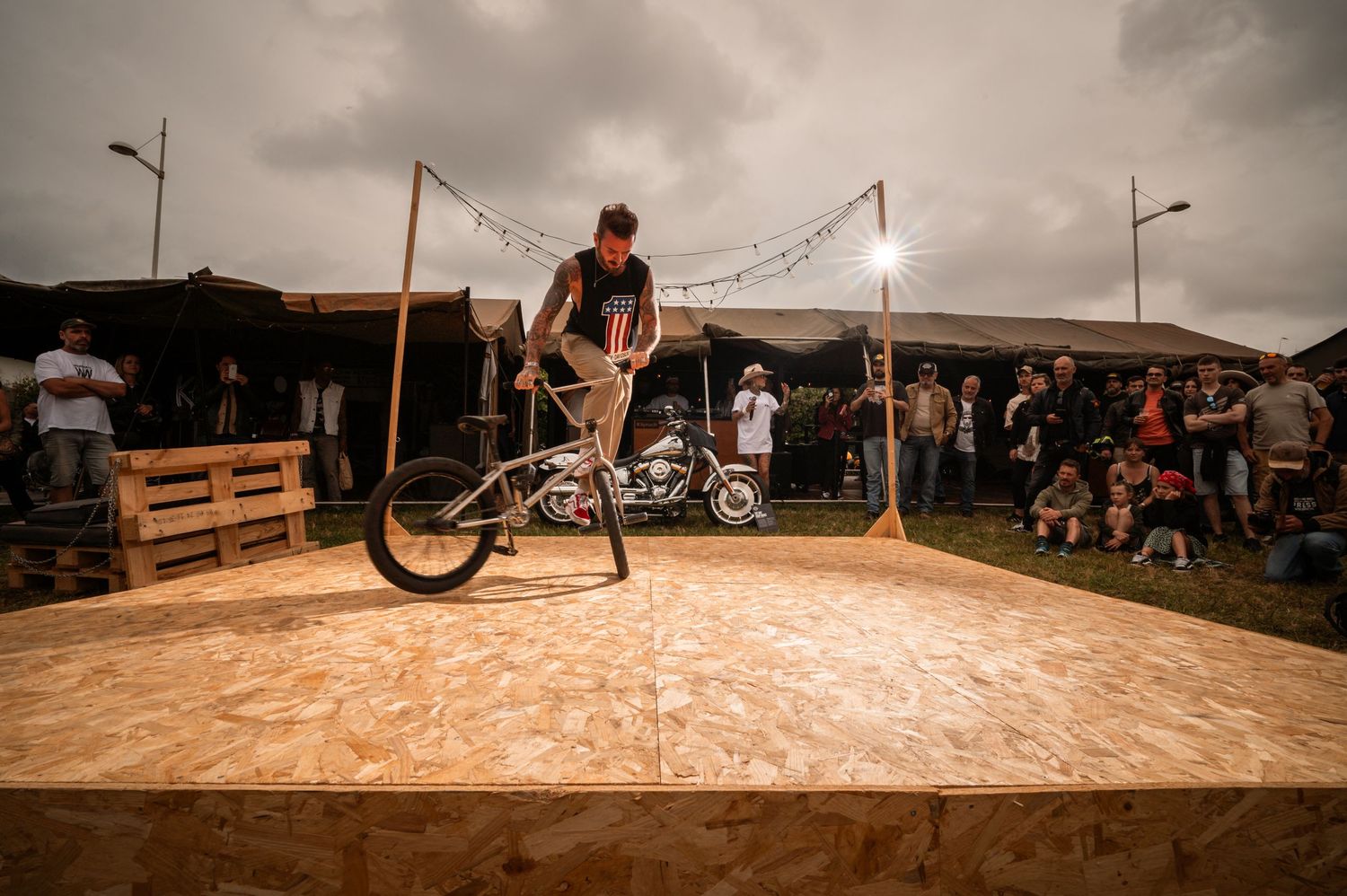 Alex Jumelin en démonstration de BMX Flat sur le stand Harley-Davidson
