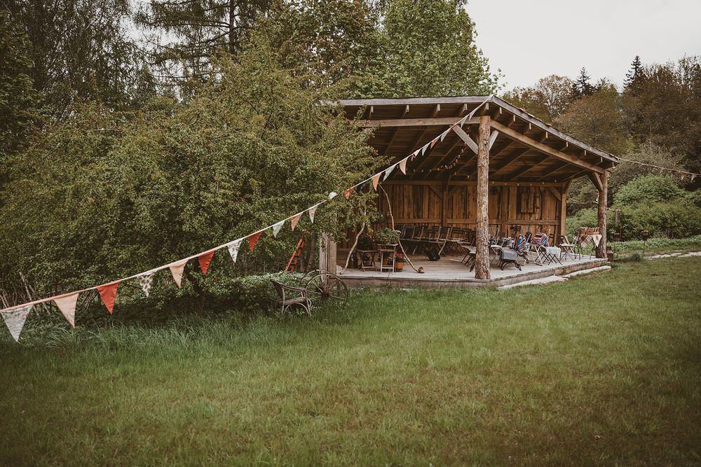Träscen för fest och borgerlig vigsel utomhus i trädgården hos Borghult Lapphem i Åtvidaberg. Det är bohemiskt och intimt dekorerat.
