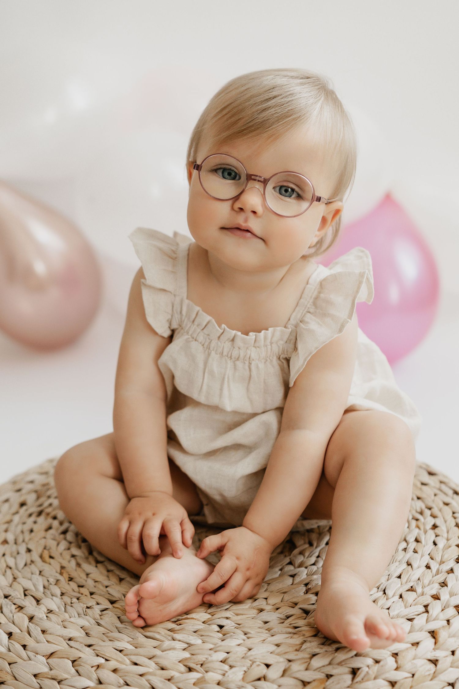 Kinderportrait von einem einjährigen Mädchen mit Brille im Fotostudio Tulln, natürliche Kinderportraits, Familienfotograf