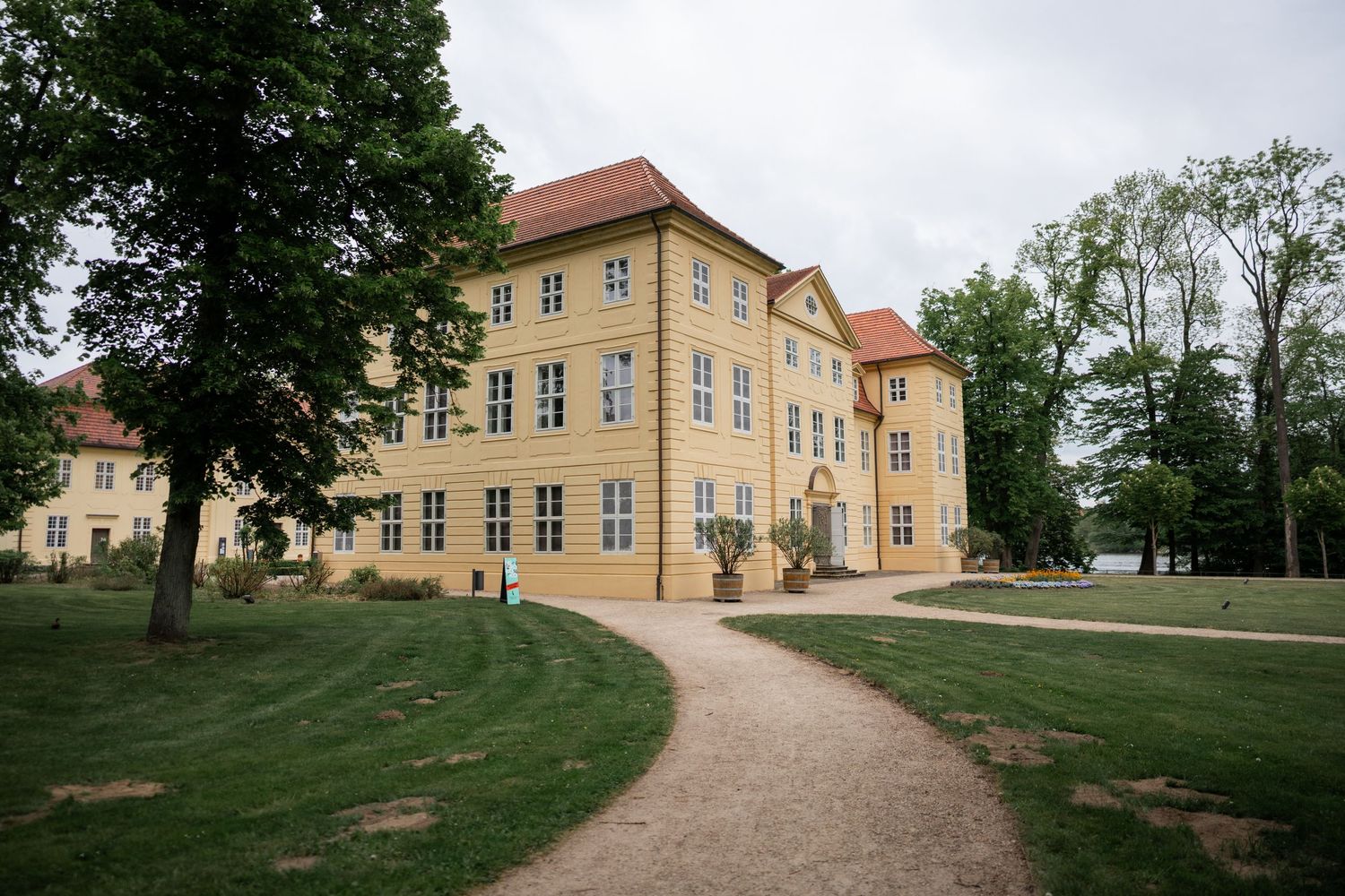 Hochzeitsfotograf Schloss Mirow – Weg zum Schloss durch den Park mit Bäumen
