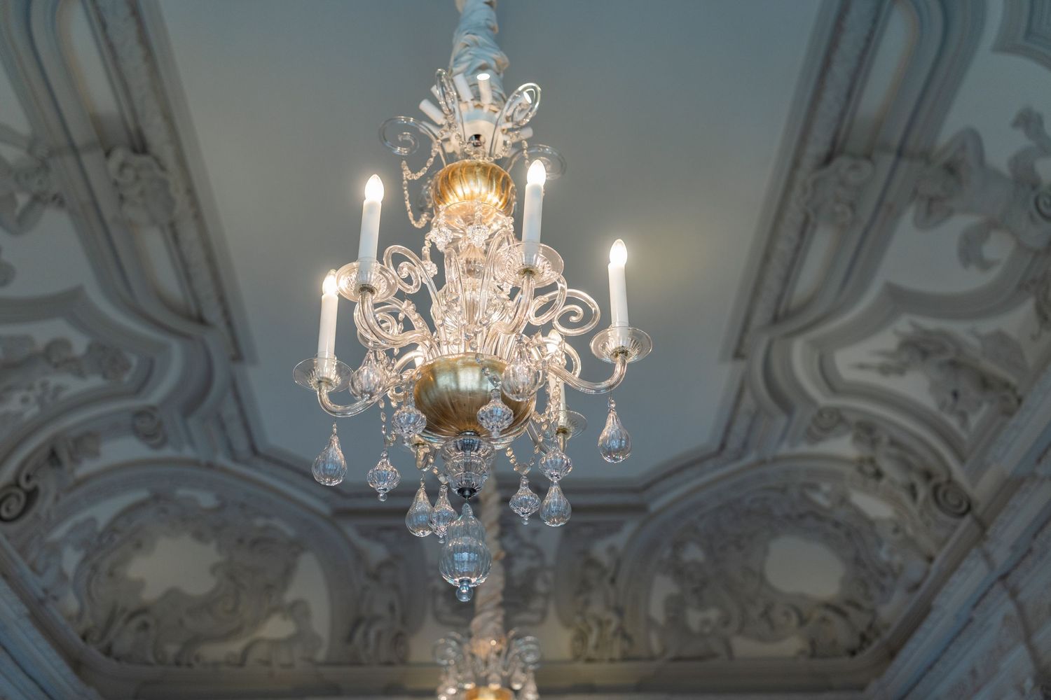 Hochzeitsfotograf Schloss Mirow – Detail Kronleuchter im historischen Trauzimmer