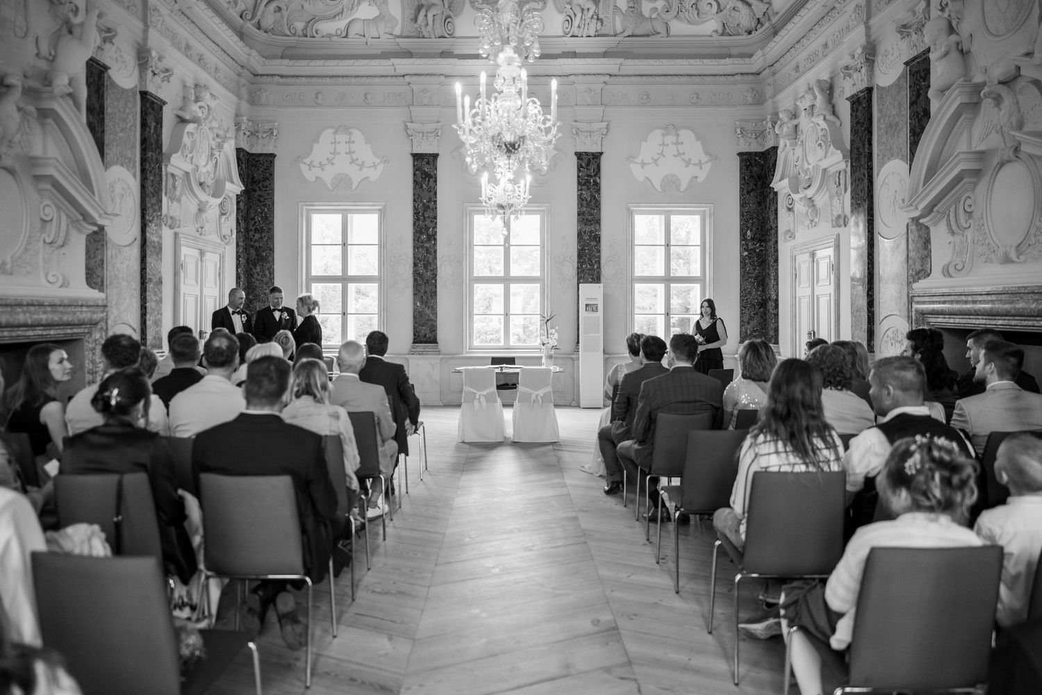 Hochzeitsreportage Schloss Mirow – Trauung im Barocksaal Schwarz-Weiß