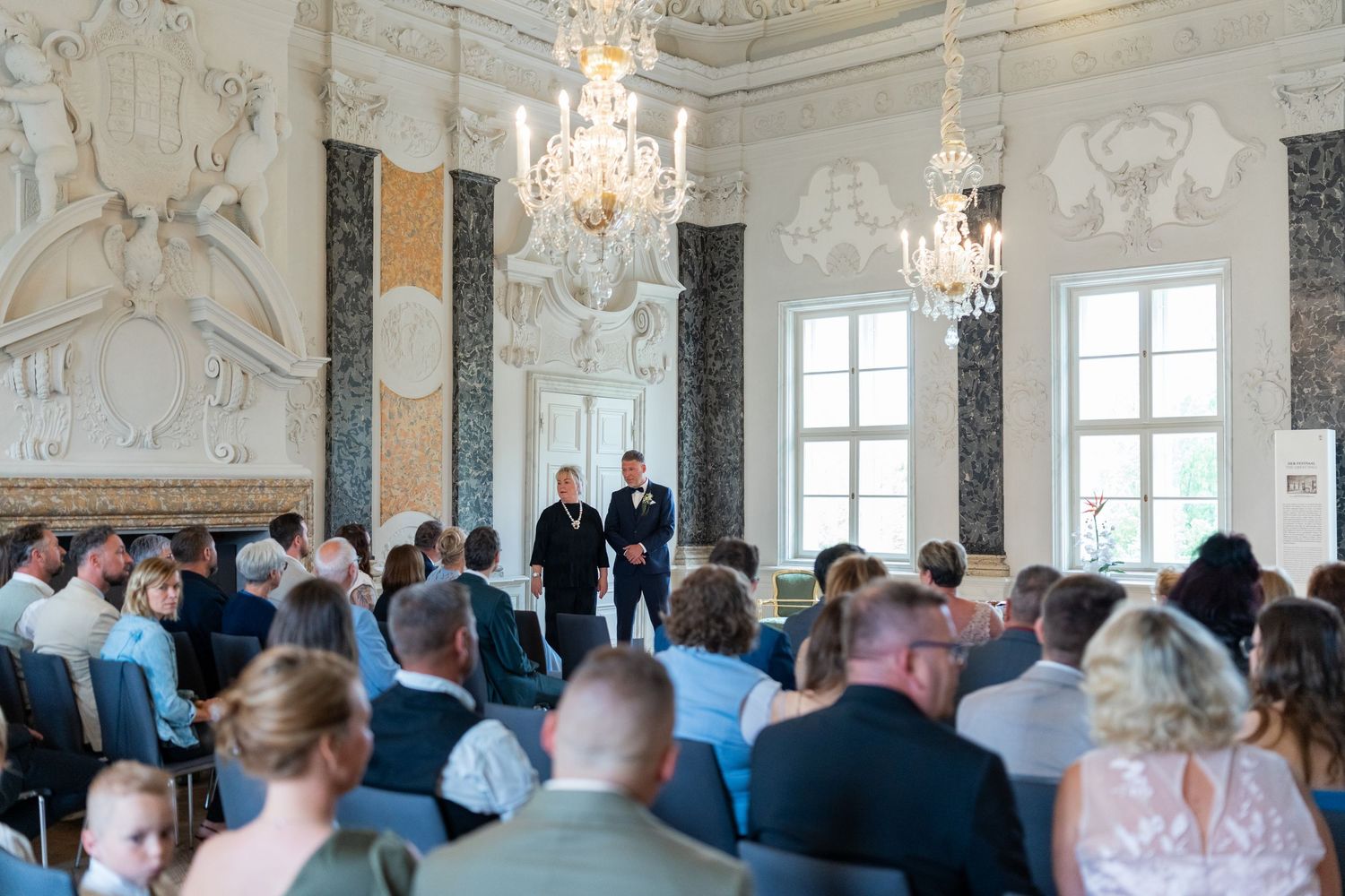 Hochzeitsfotograf Schloss Mirow – Brautpaar und Gäste während der standesamtlichen Trauung