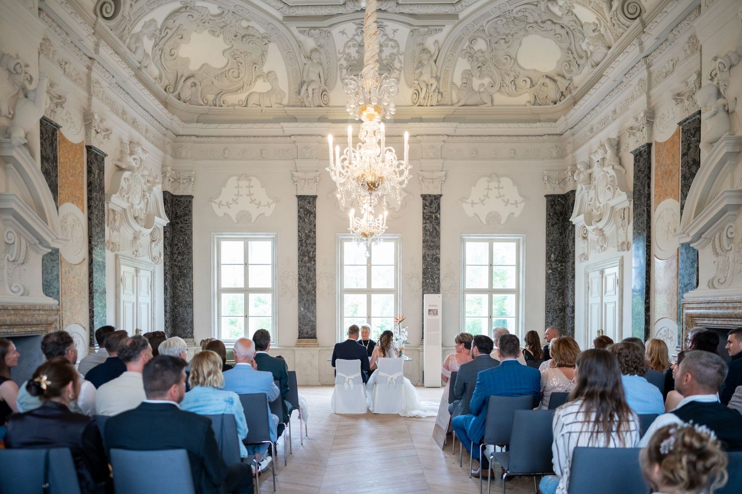 Hochzeitsreportage Schloss Mirow – Trauung im Barocksaal mit Gästen